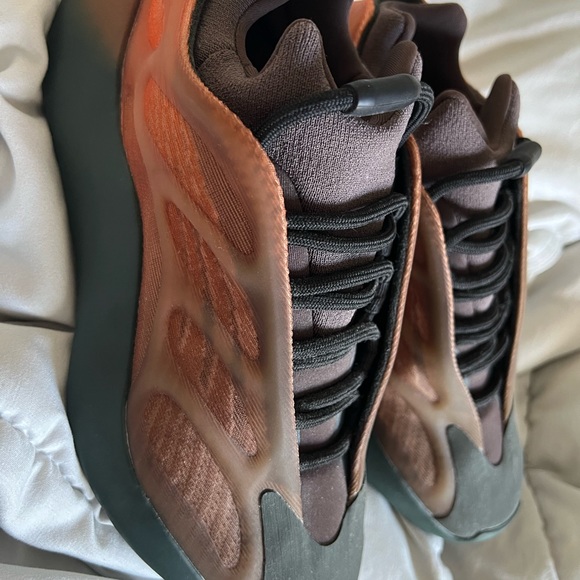 Adidas Yeezy 700 V3 Copper Fade - Picture 3 of 7
